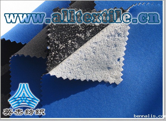 四面弹针织布+4MM海绵+四面弹针织布复合面料