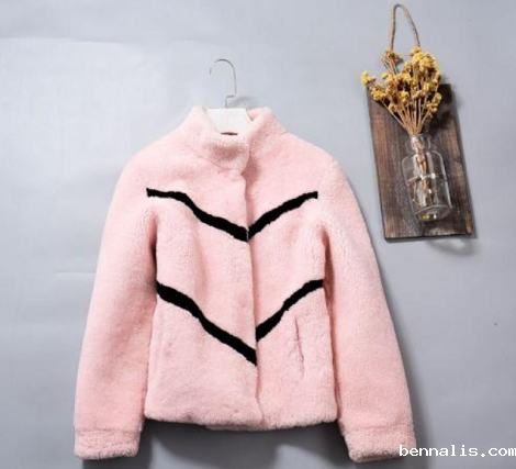 羊羔毛<a href=//www.bennalis.com/ target='_blank'>面料</a>的特点有哪些？羊羔毛面料多少钱一米？